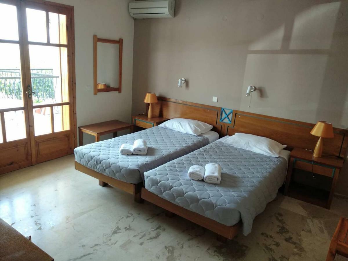 Orelia Pension Tolón Rum bild